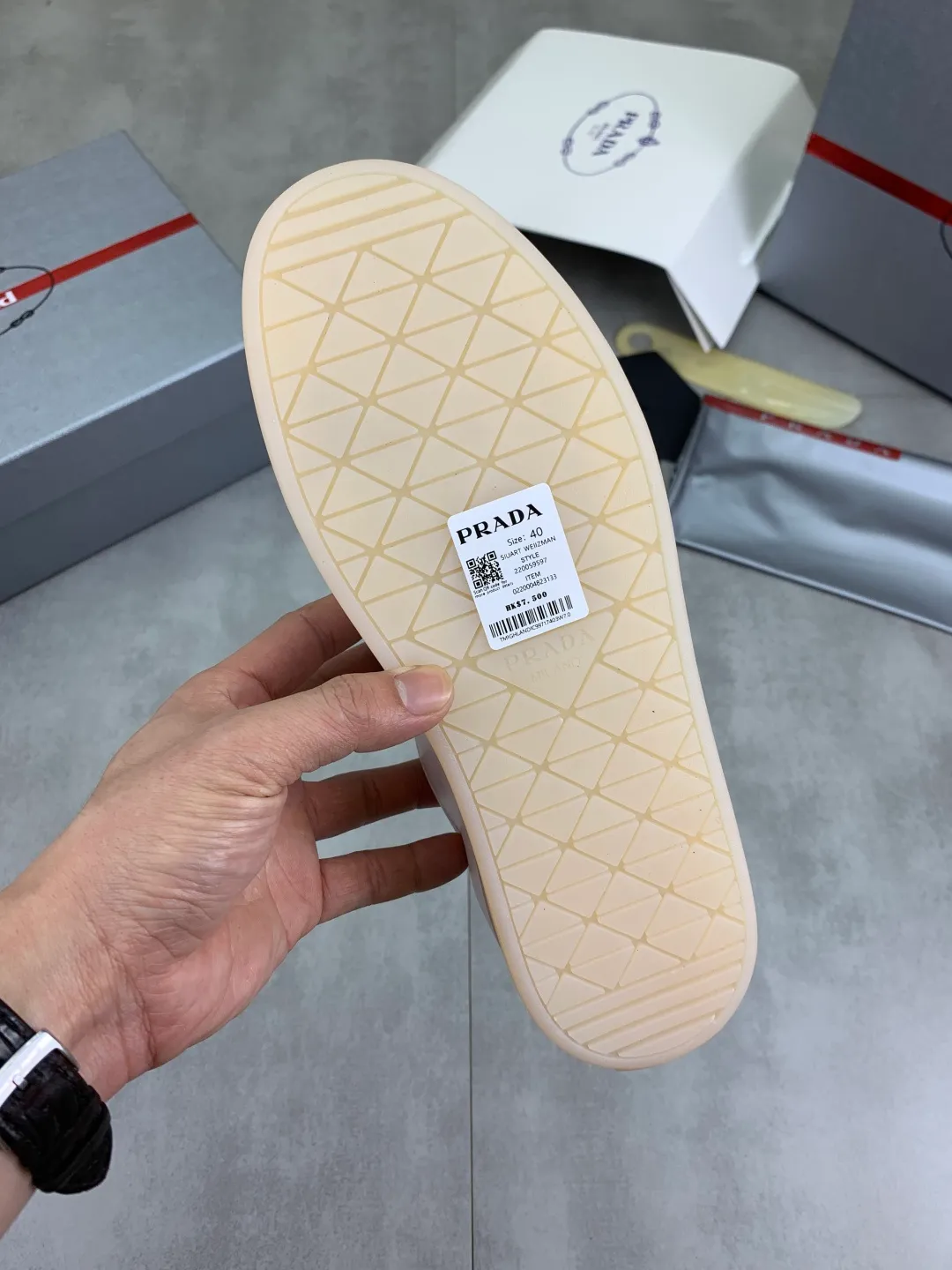 Men's shoes 💰P540💰【New model】The hot model is on the official website, 🆘 The trendy brand (Prada) mainly promotes the hot model, the avant-garde and versatile fashion men's shoes are privately modeled, the cowhide surface is spliced 1:1.. The fashion is simple, the original imported cowhide lining and the cowhide feet; the atmosphere and personality are more fashionable, eye-catching and pursuing class. It will subvert the old idea and be a must-have for fashion trendsetters with you! Must keep it for yourself! Tall and comfortable, large and low, high-end quality workmanship. Size: 38-45; 3️⃣colors available.